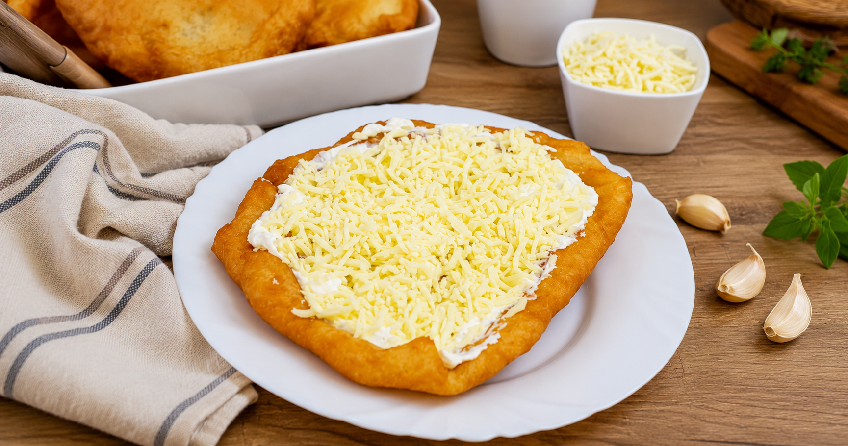 Hausgemachte Lángos – Goldbraun, herrlich fluffig und mit Knoblauchcreme und Käse ein echter Genuss